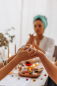 Preview: Foto von Mikhail Nilov: https://www.pexels.com/de-de/foto/lebensmittel-menschen-frau-entspannung-6931832/ Preview: Foto von Mikhail Nilov: https://www.pexels.com/de-de/foto/lebensmittel-menschen-frau-entspannung-6931832/