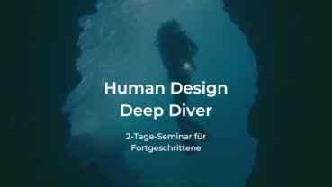 Taucher in voller Ausrüstung schwimmt durch eine Unterwasserhöhle mit dem Text 'Human Design Deep Diver 2-Tage-Seminar für Fortgeschrittene'.